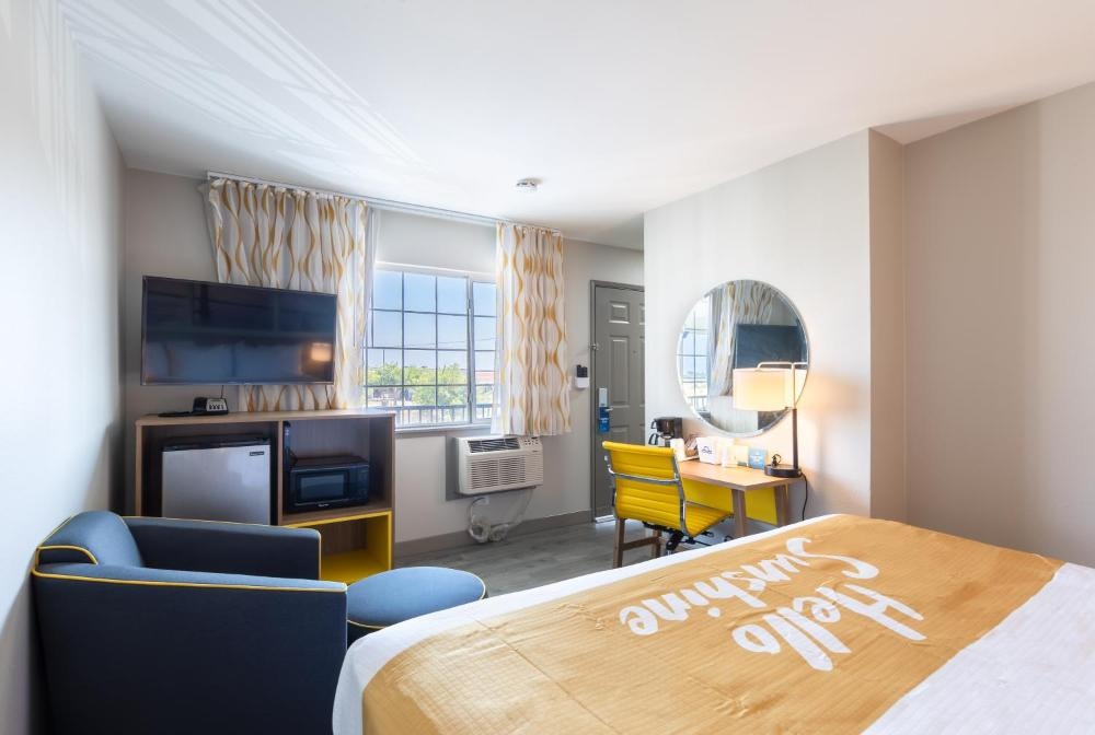 1 King Bed and 2 Queen Beds, Two -Bedroom Suite, Non-Smoking