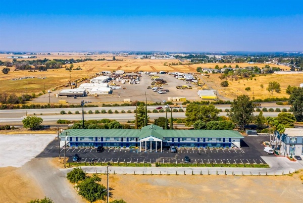 Days Inn by Wyndham Red Bluff image 3