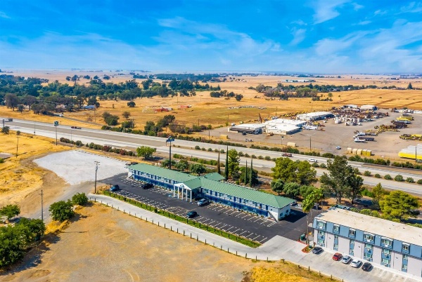 Days Inn by Wyndham Red Bluff image 4